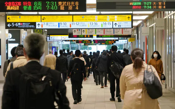 通勤時間帯のJR新宿駅。多くの人が会社へ向かう(8日午前)=淡嶋健人撮影