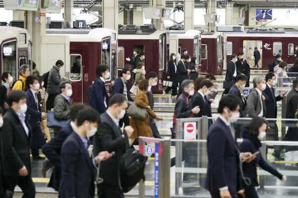 緊急事態宣言から一夜明け、電車で通勤する人たち。通勤客の人数に大きな変化はなかった(8日午前、阪急電鉄の大阪梅田駅)=玉井良幸撮影