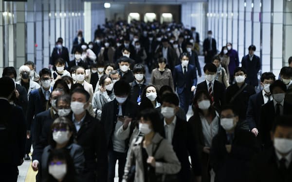 緊急事態宣言から一夜明け、マスク姿で通勤する人たち（8日午前、東京・新宿）=中岡詩保子撮影