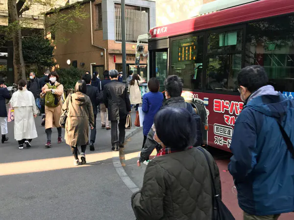 大勢の人が行き交うJR三鷹駅北口前(東京都武蔵野市)