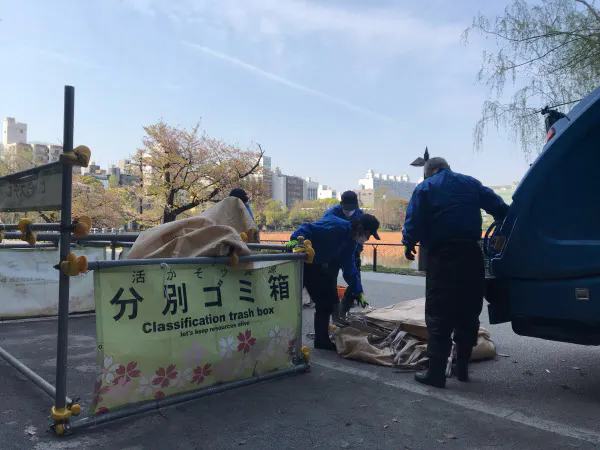 上野公園でゴミを収集する担当職員(東京・台東)