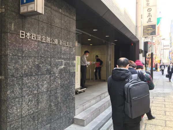 新宿区の日本政策金融公庫前には、新型コロナで影響を受けた事業者が融資の列に並んだ。