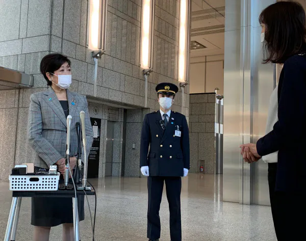 都庁で記者団の取材に応じる小池百合子都知事(8日朝、東京都新宿区)