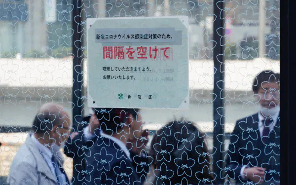 JR新宿駅西口の喫煙所(8日午前、東京都新宿区)=淡嶋健人撮影