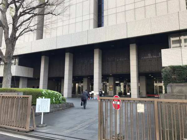 東京地裁では人影がまばら(東京・霞が関)