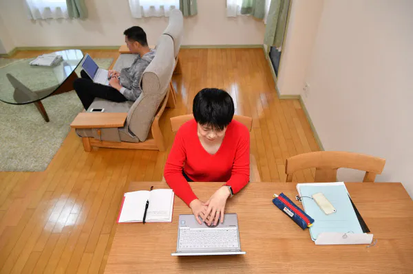 田辺三菱製薬は一部を除き本社の従業員は原則在宅勤務とした。4月から新しい職場での勤務を始めた松本佑子さんは同じ会社に勤める夫と自宅でテレワークに取り組む(8日午前、大阪市北区)=笹津敏暉撮影