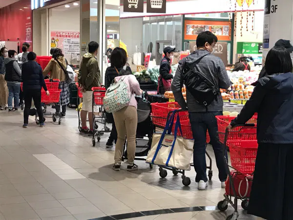 スーパーの開店を待つ行列(千葉県船橋市)