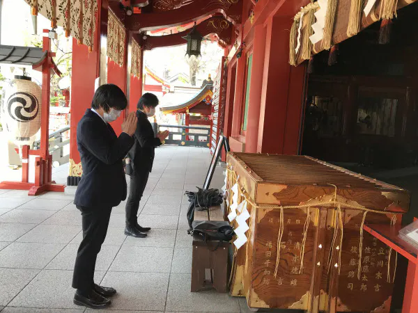 神田明神を訪れた会社員ら(東京・千代田)