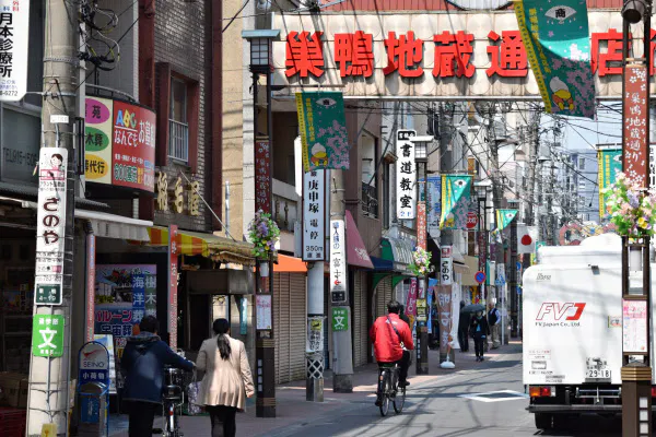 地蔵通り商店街は、普段よりも人影がまばらだ(東京都豊島区、午前)