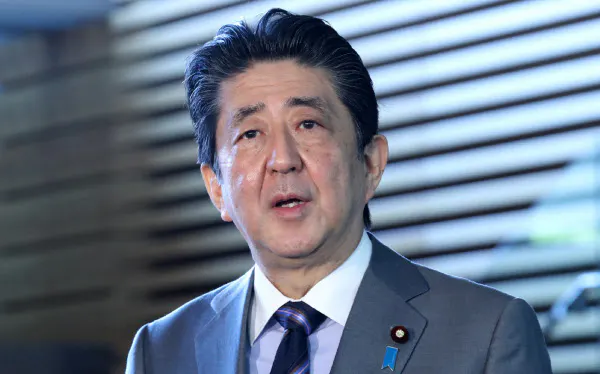 緊急事態宣言の発令から一夜明け、報道陣の質問に答える安倍首相(8日午前、首相官邸)