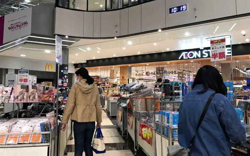 食品や日用品を扱うスーパー部分はふだんと変わらない光景が見られた(8日午前、千葉市の「イオンモール 幕張新都心」) 食品や日用品を扱うスーパー部分はふだんと変わらない光景が見られた(8日午前、千葉市の「イオンモール 幕張新都心」)