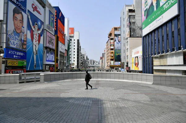 行き交う人の少ない道頓堀の戎橋(8日午前、大阪市中央区)=笹津敏暉撮影