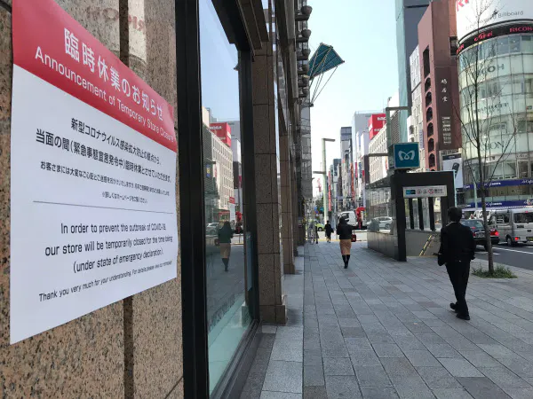 東京・銀座では通行人もわずか