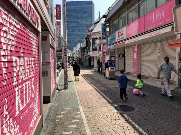 原宿の竹下通りは店のシャッターが閉まり閑散とした雰囲気