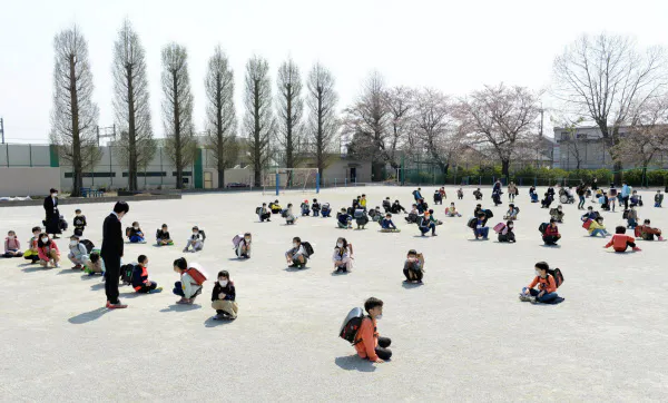 一定の間隔を保ち校庭で行われた始業式(8日午前、さいたま市中央区)=野岡香里那撮影