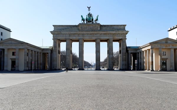 外出制限を導入したドイツでは街角から人影が消えた（3月下旬のベルリン・ブランデンブルク 門）=ロイター