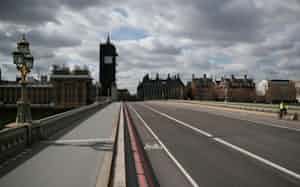 人通りがなくなったロンドン市内=ロイター 人通りがなくなったロンドン市内=ロイター