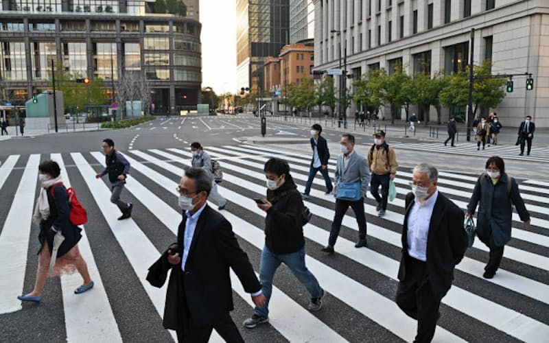 帰宅のため東京駅に向かう人たち(8日、東京・丸の内) 帰宅のため東京駅に向かう人たち(8日、東京・丸の内)