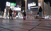 人影がまばらなJR渋谷駅前のスクランブル交差点（8日午後、東京都渋谷区）
