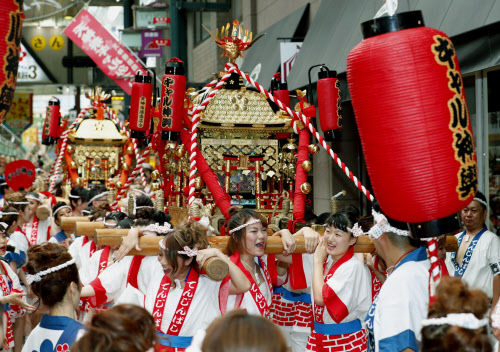 新型コロナ ギャルみこし取りやめ 天神祭も一部中止検討 大阪 日本経済新聞