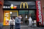 マクドナルドは、新型コロナの影響で3月の既存店売上高が22%減少した(中国・武漢の店舗)=ロイター マクドナルドは、新型コロナの影響で3月の既存店売上高が22%減少した(中国・武漢の店舗)=ロイター