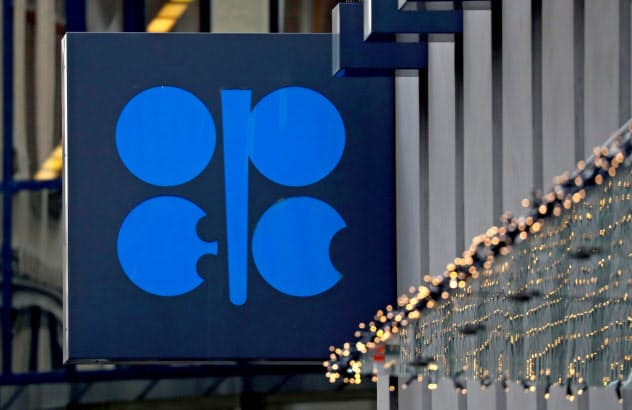 OPECとロシアなど非加盟の主要産油国は9日に緊急テレビ会議で協調減産を協議する(ウィーンのOPEC本部)=ロイター OPECとロシアなど非加盟の主要産油国は9日に緊急テレビ会議で協調減産を協議する(ウィーンのOPEC本部)=ロイター