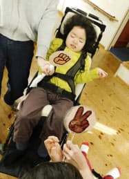 障害児用のバギーに乗る市川晃子さんの長女(3月、名古屋市)=市川さん提供・共同 障害児用のバギーに乗る市川晃子さんの長女(3月、名古屋市)=市川さん提供・共同