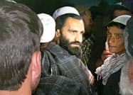 8日、アフガニスタン・カブール北方にあるバグラム米空軍基地近くの収容施設から解放されたタリバンの捕虜ら=ロイター 8日、アフガニスタン・カブール北方にあるバグラム米空軍基地近くの収容施設から解放されたタリバンの捕虜ら=ロイター