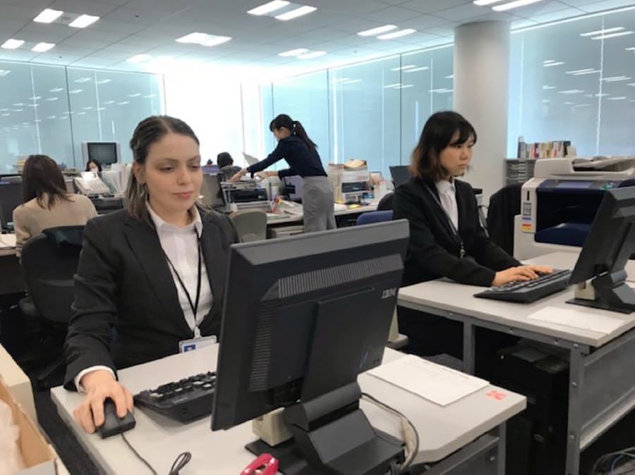 金融でも進む外国人採用 北洋銀 北海道銀が本腰 日本経済新聞