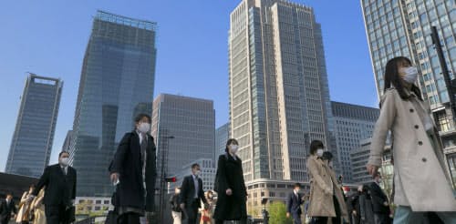 マスク姿で通勤する人たち(8日、東京・丸の内)
