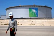 サウジアラビアは増産と価格引き下げで米シェール産業に圧力をかける(サウジアラムコの精製施設)=ロイター サウジアラビアは増産と価格引き下げで米シェール産業に圧力をかける(サウジアラムコの精製施設)=ロイター