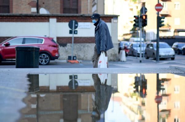 欧州では新型コロナウイルスの感染が広がる(9日、イタリア・ミラノ)=ロイター