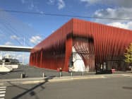 大型ねぶたを展示する「ねぶたの家 ワ・ラッセ」。左奥に青函連絡船メモリアルシップ八甲田丸が見える(青森市) 大型ねぶたを展示する「ねぶたの家 ワ・ラッセ」。左奥に青函連絡船メモリアルシップ八甲田丸が見える(青森市)