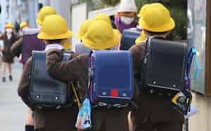 休校前最後の登校日に学校へ向かう児童(2月28日、大阪市) 休校前最後の登校日に学校へ向かう児童(2月28日、大阪市)