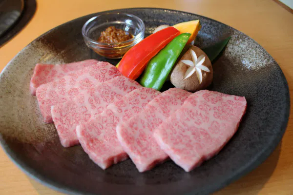焼肉マルイシではサシが入った網走監獄和牛を食べられる(7日、網走市)