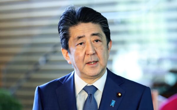 記者団の取材に応じる安倍首相(10日、首相官邸)