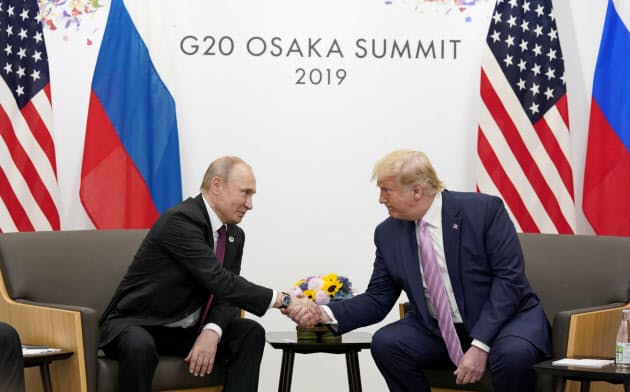 プーチン氏(左)はトランプ氏と2日連続で電話協議した(2019年6月、大阪で開かれた米ロ首脳会談)=ロイター プーチン氏(左)はトランプ氏と2日連続で電話協議した(2019年6月、大阪で開かれた米ロ首脳会談)=ロイター