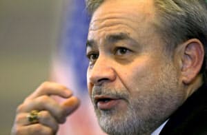 ブルイエット米エネルギー長官は原油安に伴って国内の生産量が2020年末までに200万バレル減るとの予測を説明した=ロイター ブルイエット米エネルギー長官は原油安に伴って国内の生産量が2020年末までに200万バレル減るとの予測を説明した=ロイター