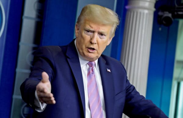 トランプ氏は経済活動の早期再開に改めて意欲を示した(10日、ホワイトハウス)=ロイター