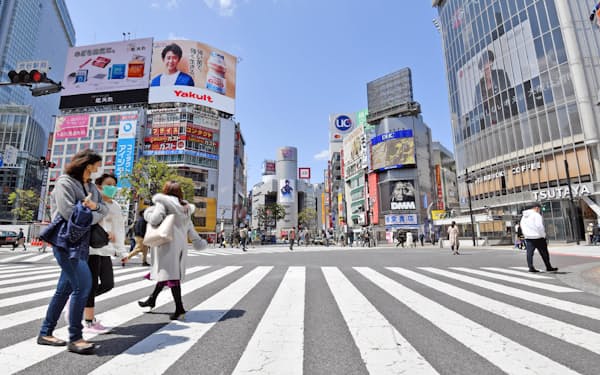 人通りがまばらなJR渋谷駅前のスクランブル交差点（11日午前、東京都渋谷区）