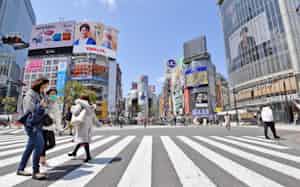 人通りがまばらなJR渋谷駅前のスクランブル交差点(11日午前、東京都渋谷区) 人通りがまばらなJR渋谷駅前のスクランブル交差点(11日午前、東京都渋谷区)