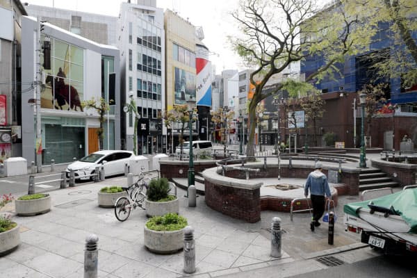 多くの店舗が臨時休業し、人通りが減った若者の街・アメリカ村(11日午前、大阪市中央区)