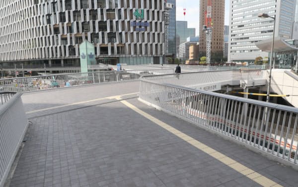 緊急事態宣言後の最初の週末を迎え、閑散とする繁華街(11日午前、大阪市北区)