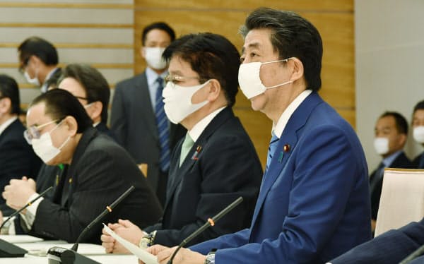 新型コロナウイルス感染症対策本部であいさつする安倍首相(11日、首相官邸)