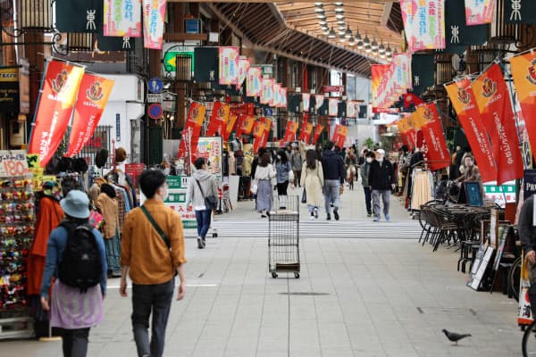 普段の週末より人通りが少ない大須商店街(11日、名古屋市)