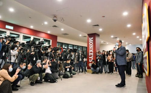 多くの報道陣に囲まれる台湾プロ野球の呉志揚コミッショナー(11日、桃園市)=中華職棒大連盟提供・共同