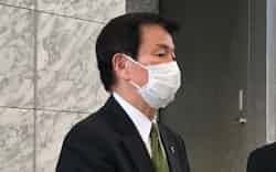 記者団の取材に応じる千葉県の森田健作知事(11日、千葉県庁) 記者団の取材に応じる千葉県の森田健作知事(11日、千葉県庁)