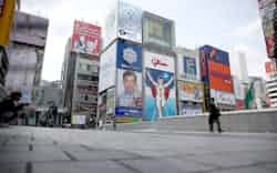閑散とした大阪・道頓堀の戎橋(11日、大阪市中央区) 閑散とした大阪・道頓堀の戎橋(11日、大阪市中央区)