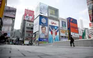 閑散とした大阪・道頓堀の戎橋(11日、大阪市中央区) 閑散とした大阪・道頓堀の戎橋(11日、大阪市中央区)