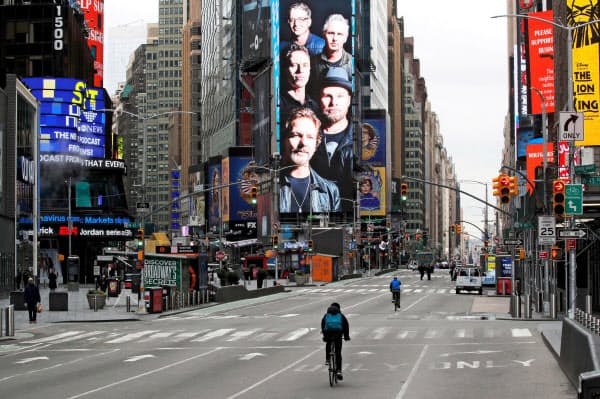 ニューヨーク市の中心部は外出制限で人影がまばらだ(3月31日)=ロイター